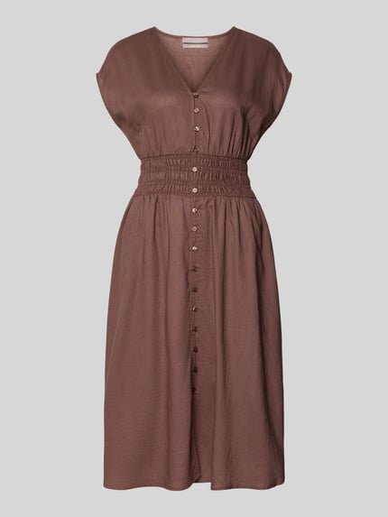 Produktfoto, Knielanges Kleid aus Leinen-Mix mit Knopfleiste von Christian Berg Woman Selection in Braun, taillierter Schnitt, V-Ausschnitt, Kappärmel, Smok-Details, Rücklänge 44 cm, Brustweite 44 cm, Leinen-Mix mit Viskose-Anteil, Knielänge, strukturierte Oberfläche