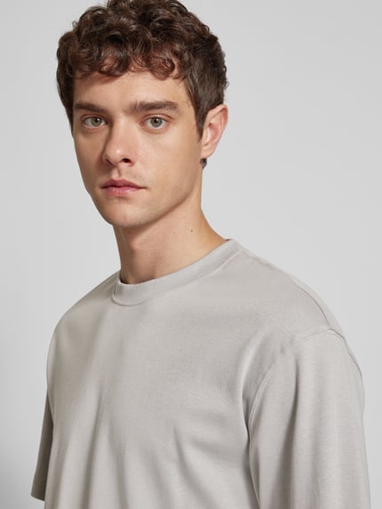 Männermodel trägt Jack & Jones Herren T-Shirt mit Rundhalsausschnitt Modell 'EURBAN EDGE' in Reine Baumwolle, Modern Fit, Nahaufnahme Oberkörper.