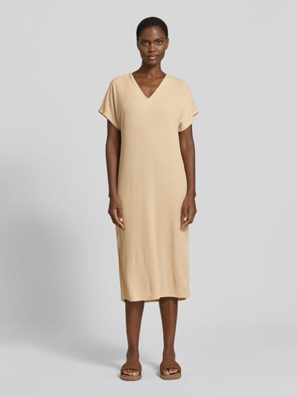 Vrouwenmodel draagt tricotjurk met V-hals model 'Delia' van Soyaconcept, viscosemix met stretch, recht model, midi-jurk, Ganzkörperansicht von vorne.