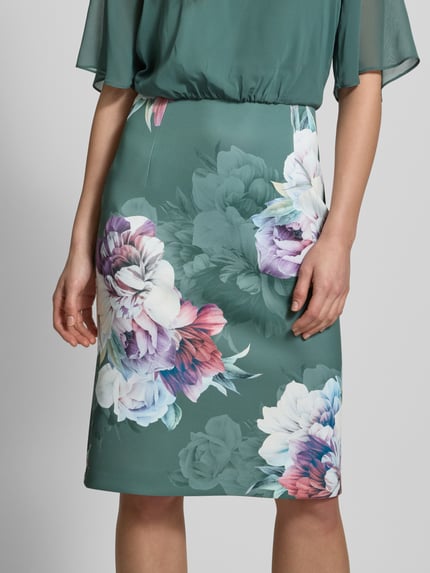 SWING Knielanges Cocktailkleid mit V-Ausschnitt Gruen 3