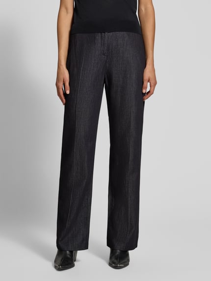 Frauenmodel trägt Hose in Denim-Optik mit Bügelfalten von Christian Berg Woman Selection, dunkle Farbe, glatte Textur, Ganzkörperansicht von vorne, Baumwoll-Lyocell-Mix, Regular Fit, Bundweite 39 cm, Innenbeinlänge 78 cm.