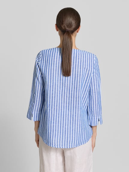 Frauenmodel trägt Regular Fit Leinenbluse mit 3/4-Arm von Christian Berg Woman, blau-weiß gestreift, Reines Leinen, Ganzkörperansicht Rückansicht