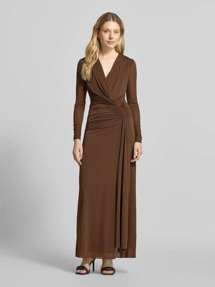 Frauenmodel trägt Maxikleid in Wickel-Optik Modell 'Amara' von Forever New, Braun, taillierter Schnitt, V-Ausschnitt, Ganzkörperansicht von vorne.