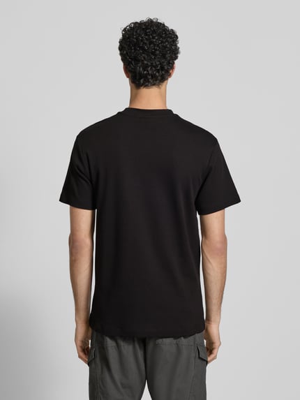 Männermodel trägt Regular Fit T-Shirt mit Logo-Detail von G-Star Raw, schwarze Farbe, Reine Baumwolle, Ganzkörperansicht Rückansicht.