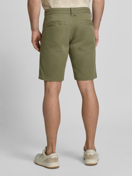 Männermodel trägt Shorts mit Eingrifftaschen von PME Legend aus Baumwoll-Elasthan-Mix, Regular-Fit, Gesäßtaschen, Ganzkörperansicht Rückansicht.