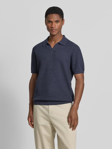 Męski model nosi Regular Fit Poloshirt in Strick-Optik von JAKE*S STUDIO MEN, bawełna, kołnierzyk polo, krótki rękaw, imitacja dzianiny, Ganzkörperansicht von vorne