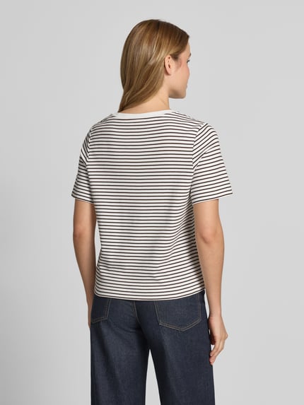 Frauenmodel trägt T-Shirt mit Stitching von Oui, gestreift, Reine Baumwolle, Regular-Fit, Rundhalsausschnitt, Rückenlänge 55 cm, Ganzkörperansicht Rückansicht.