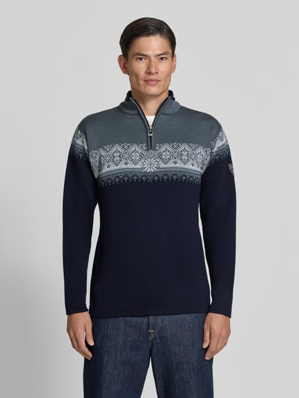Männermodel trägt Wollpullover mit Troyer-Kragen Modell 'Moritz' von Dale of Norway, Reine Wolle, gerader Schnitt, Ganzkörperansicht von vorne.