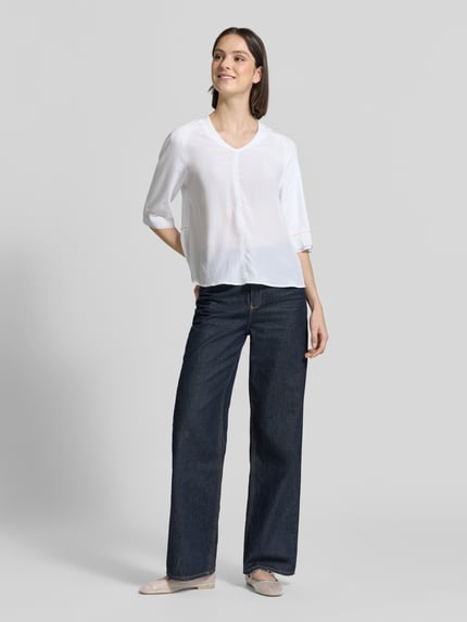 Vrouwenmodel draagt T-shirt met V-hals en 3/4-mouw van Marc Cain, dames, mix van katoen en elastaan, relaxed fit, ruglengte maat 36: 60 cm, wit, voorkant geheel zichtbaar