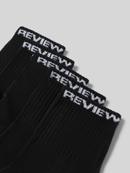 Produktfoto, Socken aus elastischem Baumwoll-Mix mit Label-Stitching von REVIEW in Schwarz mit weißen REVIEW-Schriftzügen, Set van 5, elastische boordjes, labeldetail, heren sokken