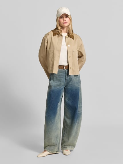 Frauenmodel trägt Funktionsjacke mit kontrastierendem Kragen von Joseph, beige, unifarben, Zierknöpfe, Taschen, Cropped-Länge, Ganzkörperansicht von vorne.