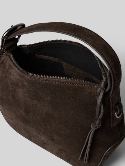 Produktfoto, Hobo Bag aus leer mit kort hengsel Modell 'INES' van LIEBESKIND BERLIN, gecoat, hoofdvak met ritssluiting, Reliëflogo, donkerbruin, zichtbare textuur, maat 26x18x10 cm, schouderbandlengte 116 cm
