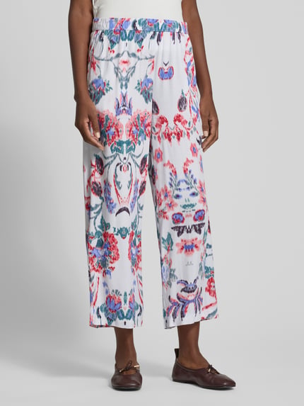 Vrouwenmodel draagt Culotte uit viscose met elastische band van Christian Berg Woman, loose fit, all-over motief, zuiver viscose, frontale close-up van de benen.