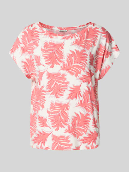 Produktfoto, Regular Fit T-Shirt aus Viskose-Mix von Tom Tailor, florales Allover-Muster in Rosa auf Weiß, Stretch-Material, U-Boot-Ausschnitt.