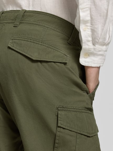 Männermodel trägt Relaxed Fit Cargoshorts aus reiner Baumwolle Modell 'FILE' von s.Oliver RED LABEL, Optik: Unifarben, Detailaufnahme.
