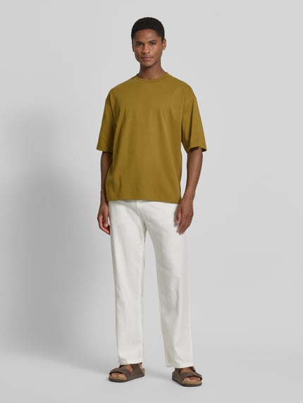 Męski model nosi Relaxed Fit T-Shirt mit Rundhalsausschnitt von JAKE*S STUDIO MEN z bawełny, krótki rękaw, długość tyłu 67 cm, Ganzkörperansicht von vorne.