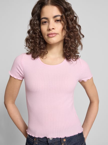 Frauenmodel trägt Slim Fit T-Shirt mit Viskose-Anteil Modell 'EMMA' von Only, Optik: Unifarben, Struktur-Muster, Nahaufnahme Oberkörper.