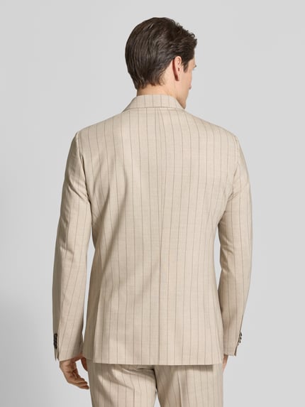 Männermodel trägt Slim Fit Sakko mit Reverskragen Modell 'Phinix' von CG - Club of Gents in Beige mit feinen Streifen, Ganzkörperansicht Rückansicht. Rückenlänge 78 cm, Schulterbreite 38 cm, Ärmellänge 66 cm, Zweireiher, Eingrifftaschen.