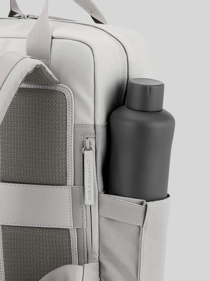 Productfoto, Rucksack met Label-Detail van Kapten & Son in lichtgrijs materiaal-mix, hoofdvak en zijvak met ritssluiting, schouderriemen, label-detail, context: heren rugzak, breedte 28 cm, lengte 37 cm, diepte 12 cm, schouderriem 62 cm.