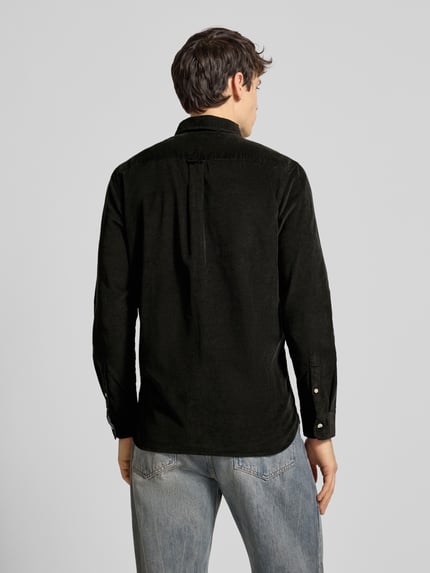 Männermodel trägt Freizeithemd mit Label-Stitching von Superdry, schwarz, Baumwolle, Regular Fit, Struktur sichtbar, Ganzkörperansicht Rückansicht