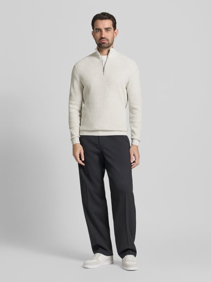 Mannelijk model draagt Strickpullover mit gerippten Abschlüssen van Christian Berg Men, beige katoen, regular fit, opstaande kraag, volledige vooraanzicht.