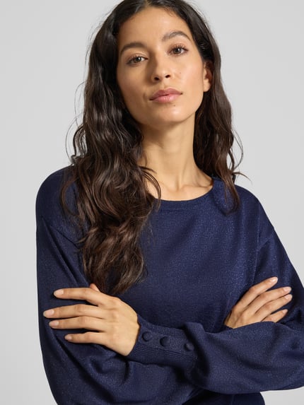 Kobiece model prezentuje granatowy Strickpullover mit Zierknöpfen Modell 'MOBBE' od B.Young, regular fit, tkanina z mieszanki wiskozy, U-kształtny dekolt, długość i rękawy 55 cm, zbliżenie górnej części ciała, przód.
