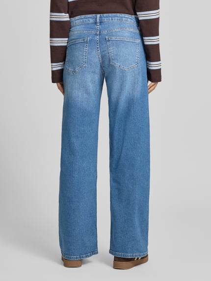 Vrouwenmodel draagt Wide Leg Jeans aus Baumwoll-Mix Modell 'JUDY' van Only, denim, effen, low waist, label stitching, 5-pocket-ontwerp, knoopsluiting, riemlussen, katoenmix, broek detail, full body achteraanzicht.