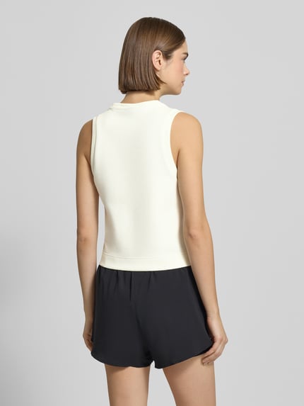 Frauenmodel trägt Tanktop mit geripptem Rundhalsausschnitt von adidas Sportswear im Material-Mix mit Modal-Anteil, lockerer Schnitt, Label-Detail, Rückenlänge bei Größe S 50 cm, weiß und schwarz, Ganzkörperansicht Rückansicht.