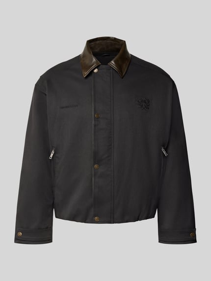 Produktfoto, schwarze Twill Jacke mit Label- und Motiv-Stitching von ANOTHER COTTON LAB, Metallreißverschlüsse, gerade Form, glatte Struktur