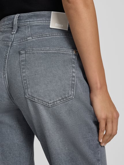Männermodel trägt Barrel Jeans aus Baumwoll-Mix Modell 'MILEY' von Brax in hellem Grau, Damen Barrel Jeans von Brax, Nahaufnahme Rückansicht.