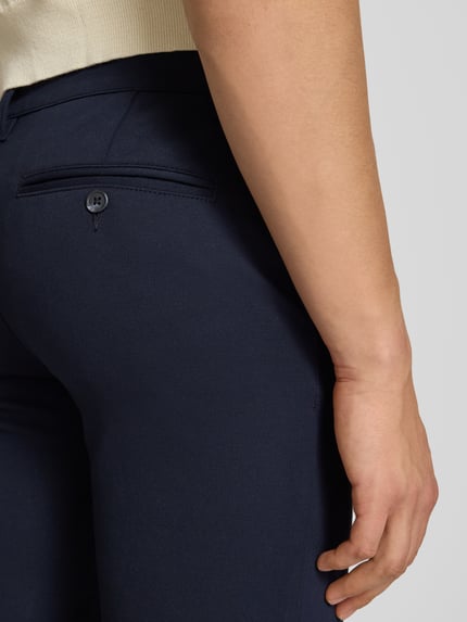 Männermodel trägt Regular Fit Bermudas aus Viskose-Mix Modell 'MARK' von Only & Sons, Optik: Unifarben, Nahaufnahme Rückansicht.