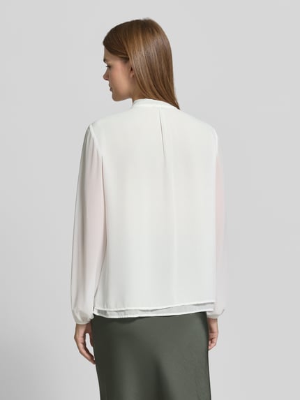 Frauenmodel trägt Langarmbluse mit Schluppe und Zierbiesen von S. OLIVER BLACK LABEL in Unifarbe, Struktur, Ganzkörperansicht Rückansicht.