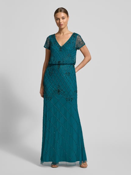 Vrouwenmodel draagt avondkleid met V-hals en parelversiering van Adrianna Papell, getailleerd maxijurk, voorkant, hele lichaam.