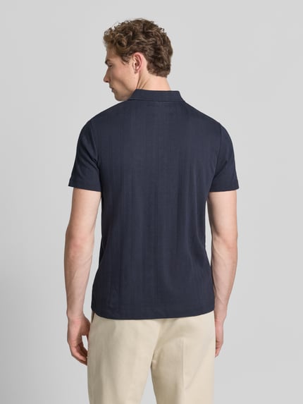 Männermodel trägt Regular Fit Poloshirt mit kurzer Knopfleiste von Lindbergh aus Reine Baumwolle, Jaquard-Strick, Polokragen, Rückenlänge bei Größe M 70 cm, Ganzkörperansicht Rückansicht.