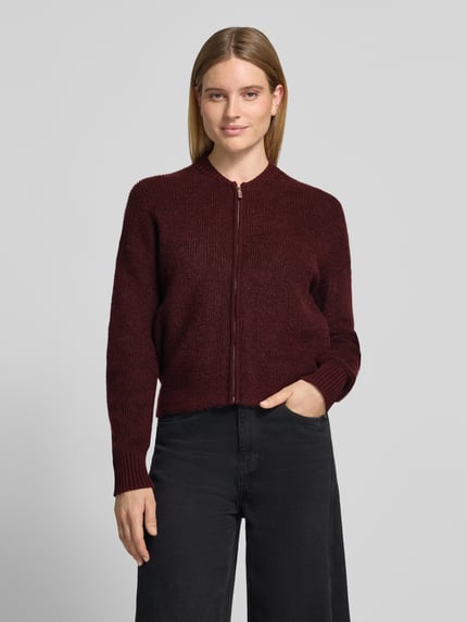 Frauenmodel trägt Strickjacke aus Mohairmix Modell 'Dobka' von OPUS in unifarbenem Dunkelrot, Woll-Mohair-Mix, Rippenbündchen, Reißverschluss, Ganzkörperansicht von vorne.