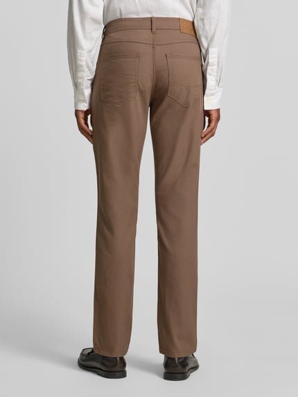 Męski model nosi Straight Fit Hose mit Strukturmuster von Christian Berg Men, bawełna, 5 kieszeni, brązowy, zapięcie na guzik i zamek błyskawiczny, fakturowany wzór, szerokość w rozmiarze 32/32: 34 cm, długość wewnętrzna nogawki: 80 cm, widok całej sylwetki z tyłu.