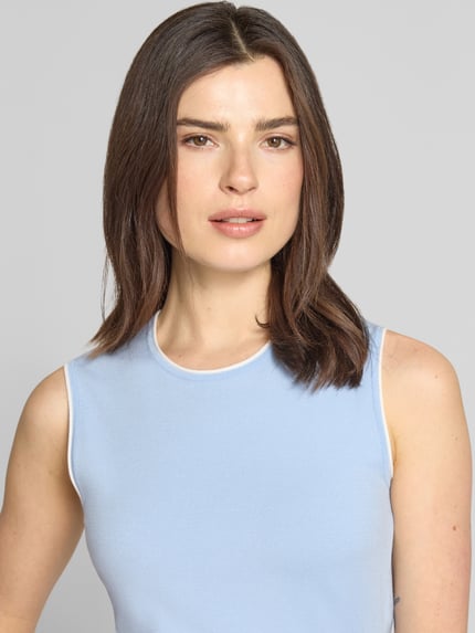 Modelka nosi Strickshirt aus Viskose-Mix im ärmellosen Design von Marc Cain, jasnoniebieski, krój slim fit, okrągły dekolt, zbliżenie na górną część ciała