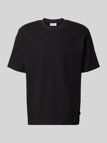 Produktfoto, schwarzes T-Shirt mit Ripp-Optik Modell 'HARRISON' von JACK & JONES aus reiner Baumwolle, lockere Passform, Rundhalsausschnitt.