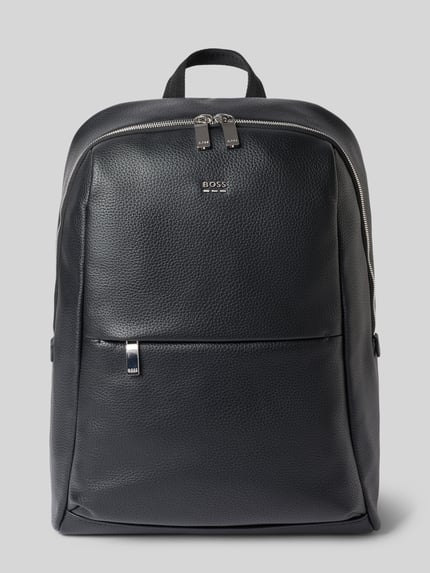 Produktfoto, Rucksack in Leder-Optik Modell 'Ray EVO' von BOSS, schwarze Farbe, strukturierte Oberfläche, silberne Reißverschlüsse, Herren Rucksack von BOSS