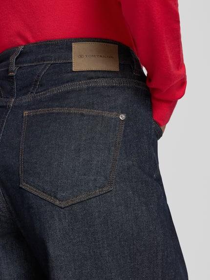 Vrouwenmodel draagt donkerblauwe Wide Leg Jeans uit mix van modal en katoen MADINA van Tom Tailor, detailopname, dames wide & loose fit jeans