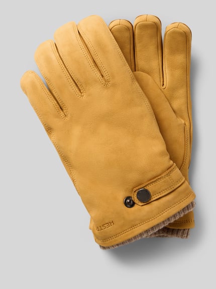 Productfoto, geelbruine handschoenen van echt leer Model 'Bergvik' van Hestra met drukknoopsluiting en labeldetail, Heren