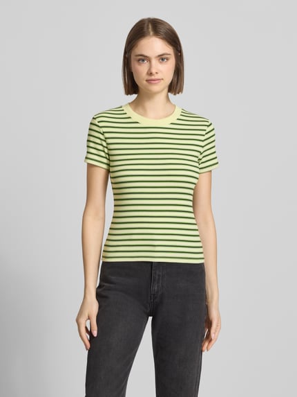 Frauenmodel trägt Slim Fit T-Shirt mit Rundhalsausschnitt Modell 'Sally' von Topshop, Baumwoll-Mix, Strukturmuster, Ganzkörperansicht von vorne. Rückenlänge bei Größe S: 52 cm.