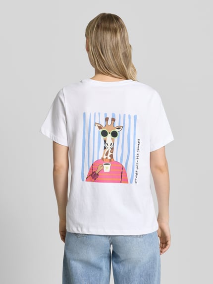 Frauenmodel trägt T-Shirt mit Statement-Print und Rundhalsausschnitt von Smith and Soul, Reine Baumwolle, Regular-Fit, Weiß mit buntem Print, Rückenlänge bei Größe S 59 cm, Ganzkörperansicht Rückansicht.