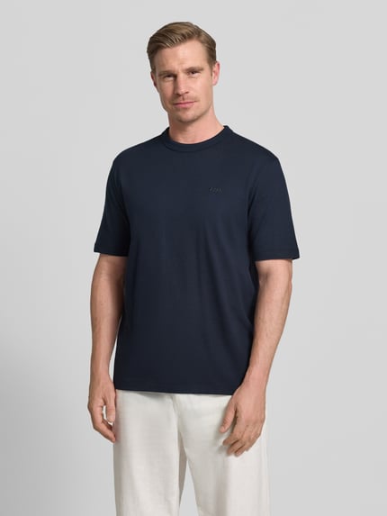 Männermodel trägt Regular Fit T-Shirt aus reiner Baumwolle Modell 'H-TAUT 15' von BOSS, Optik: Unifarben, Rundhals, Kurzarm, Ganzkörperansicht von vorne