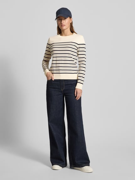 Frauenmodel trägt Regular Fit Strickpullover aus Baumwoll-Mix von Tommy Hilfiger, Optik: gestreift, Rippstrick, Ganzkörperansicht von vorne.