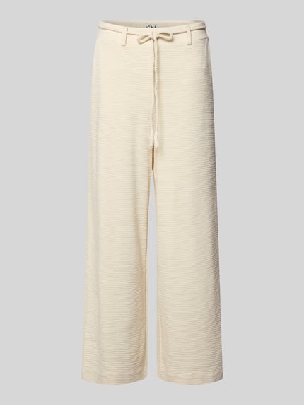 Produktfoto, Wide Fit Stoffhose aus Viskose-Mix Modell 'Lumina' von ICHI in Creme mit Strukturmuster, Gesäßtaschen und Abnehmbarer Zierkordel