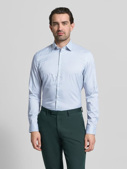 Männermodel trägt Slim Fit Businesshemd mit Kentkragen von Jake*s, gestreift, elastischer Material-Mix, Ganzkörperansicht von vorne.