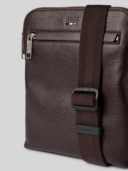 Produktfoto, braune Umhängetasche mit Label-Detail Modell 'Ray_RP_Envelope' von BOSS aus glattem Leder mit sichtbarer Textur, Herren Umhängetasche von BOSS