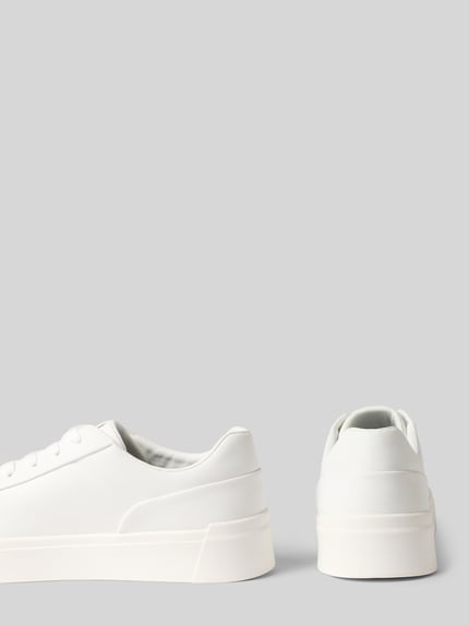 Productfoto, Sneaker met logodetail model 'Gunter' van bugatti, afgeronde pasvorm, vetersluiting, hakhoogte maat 44: 4 cm, schachthoogte 6 cm, schachtbreedte 6 cm, heren sneakers, glad wit oppervlak met minimalistische uitstraling, fijne structuren.