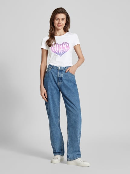 GUESS T-shirt z obszyciem kamieniami stras model ‘HEART’ Biały 1